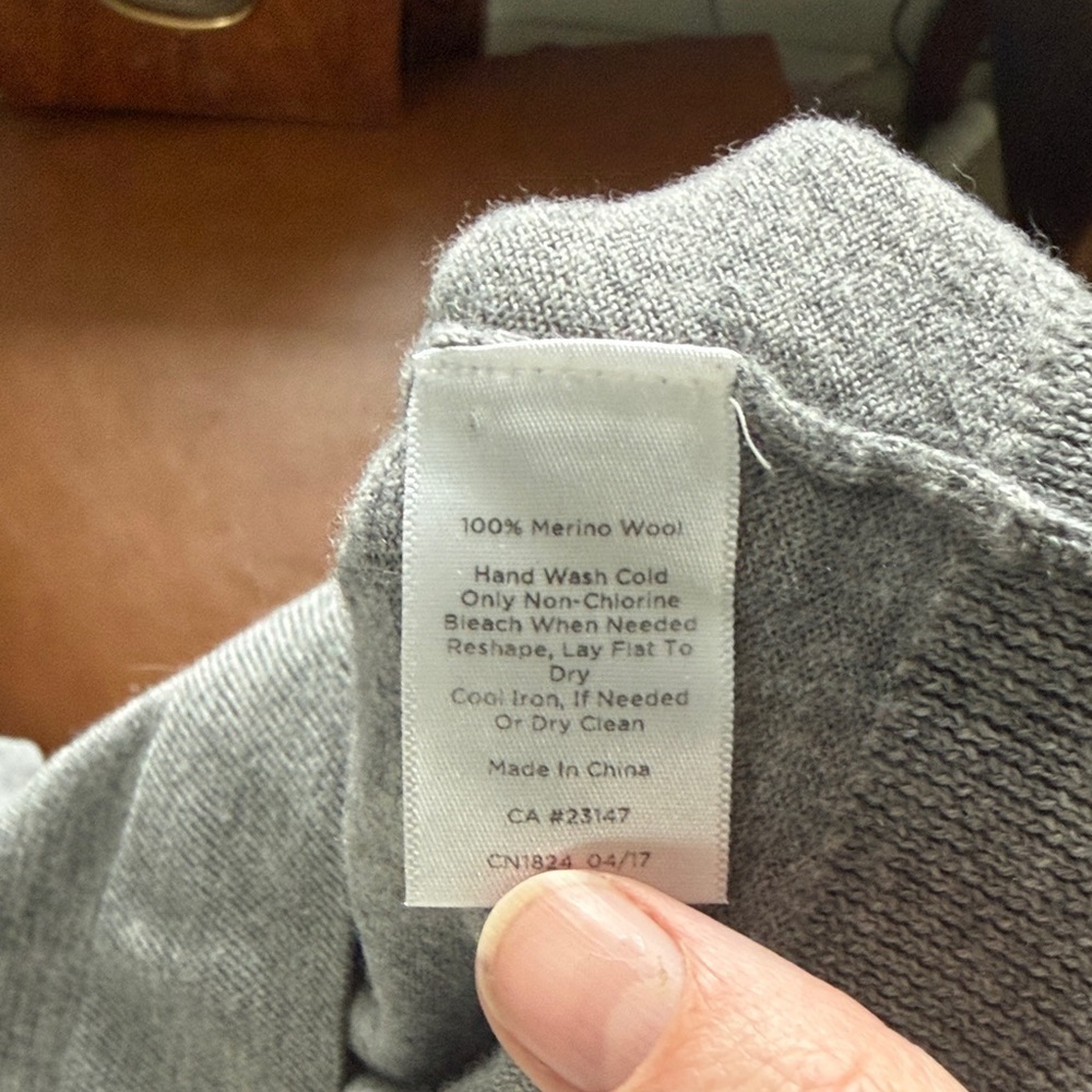 Talbots 100% Marino wool Gray Sweater medium petite - Picture 5 of 5